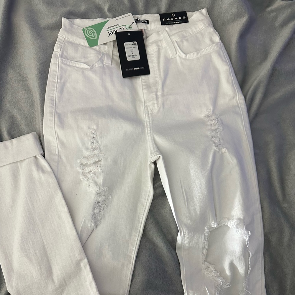 Fashion Nova White ripped jeans (stretch)